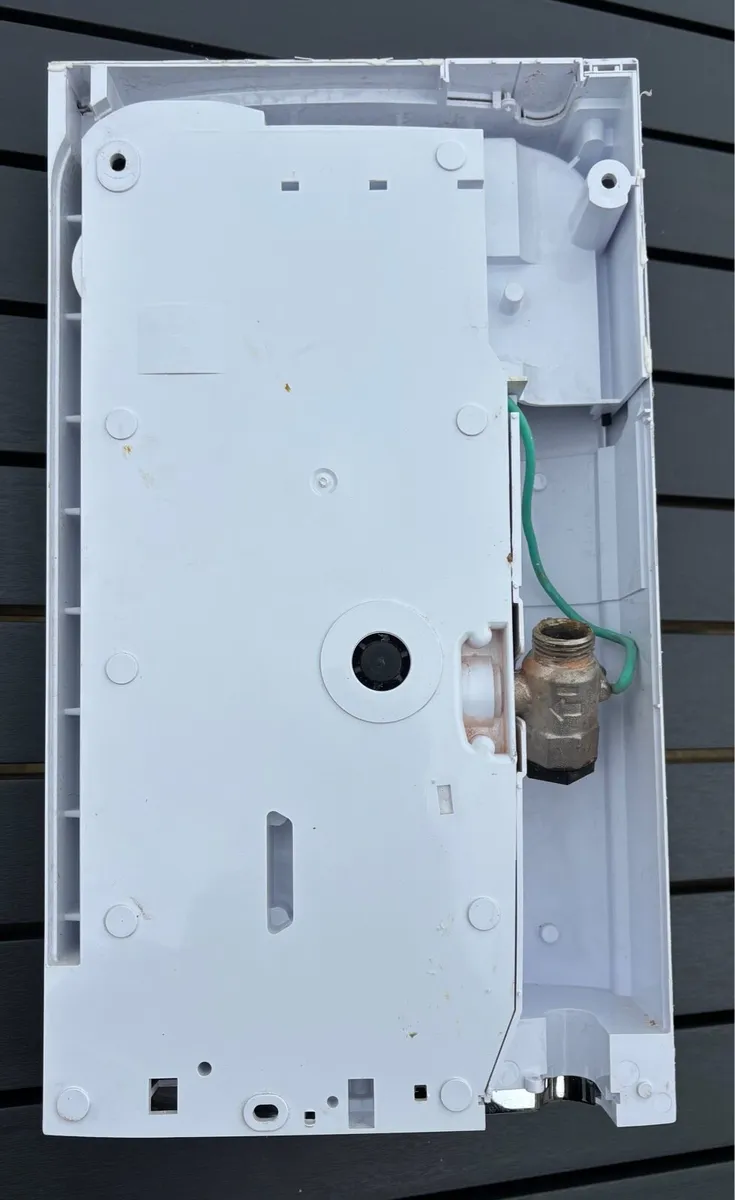 Mira Sport 9.8KW Electric shower - Image 2