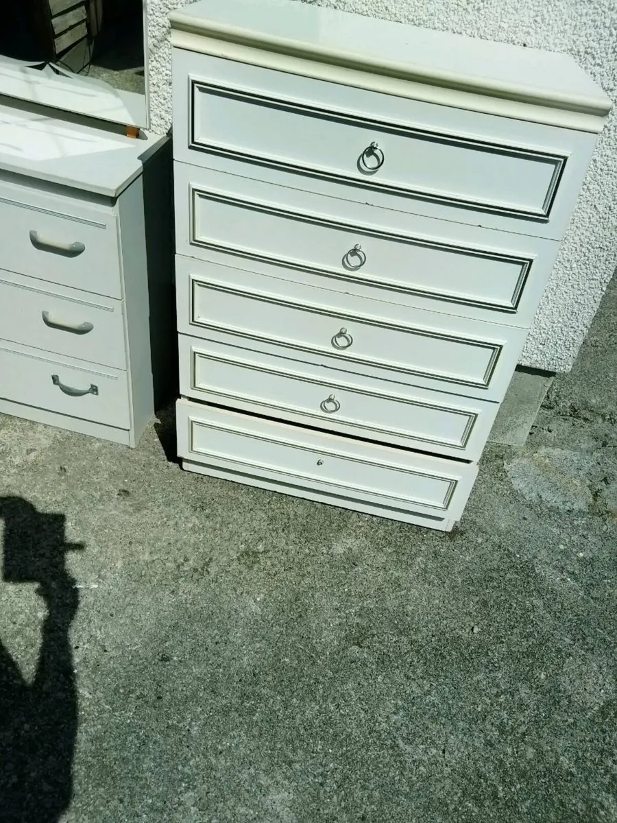 Two sets of drawers - Image 1