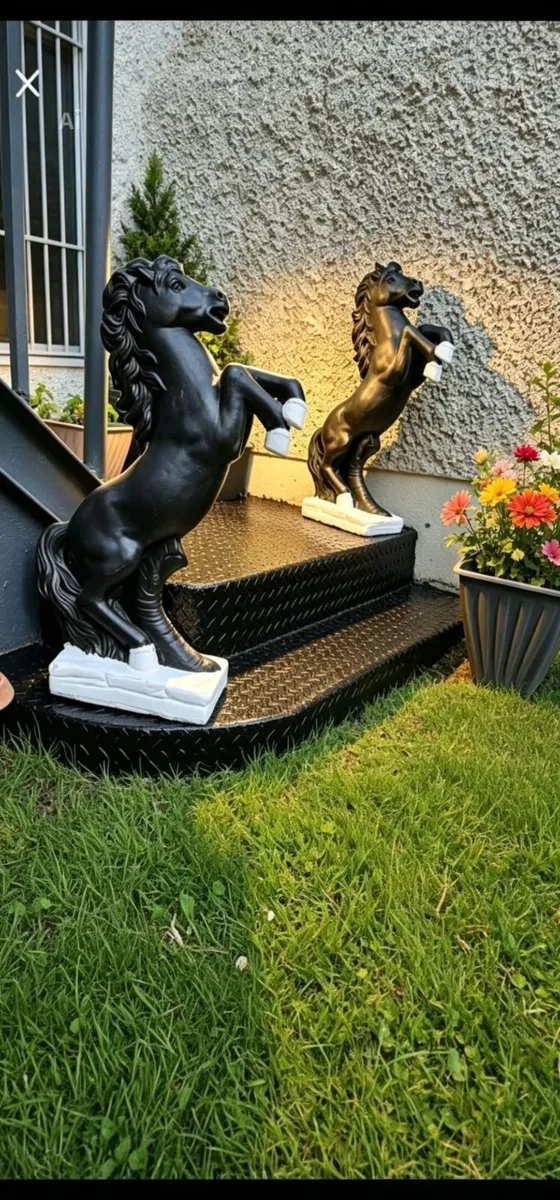 Pair of large decorative garden horse statues (82 - Image 2