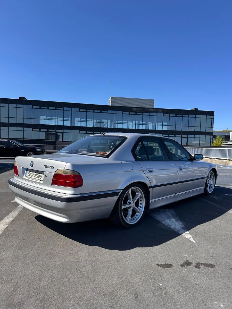 BMW 740i - Image 4