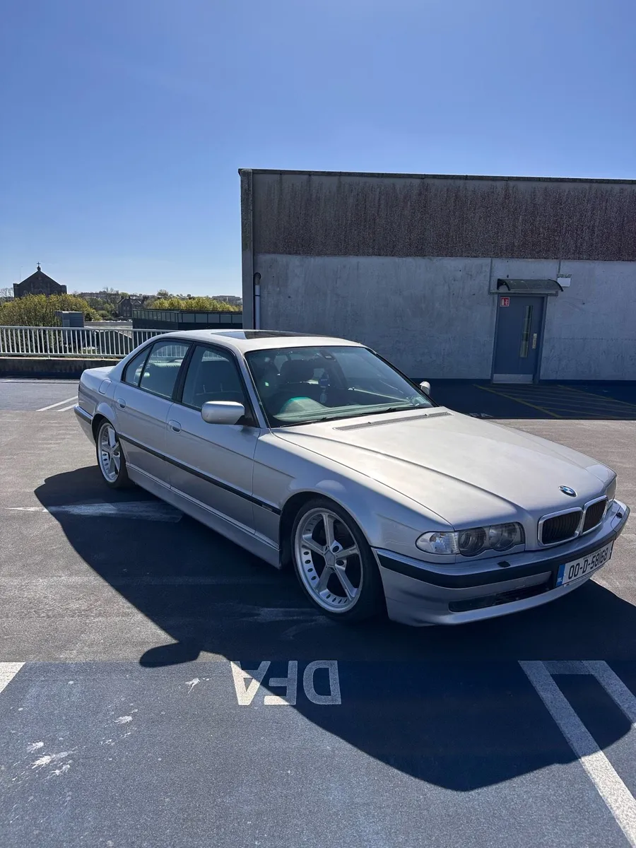 BMW 740i - Image 2