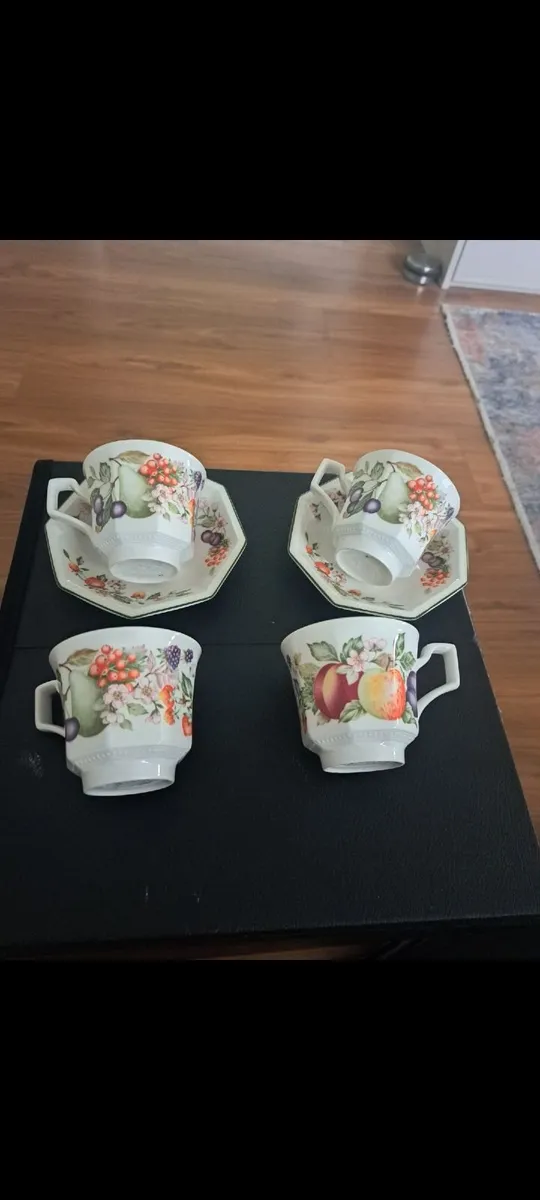 4 cups and 2 saucers