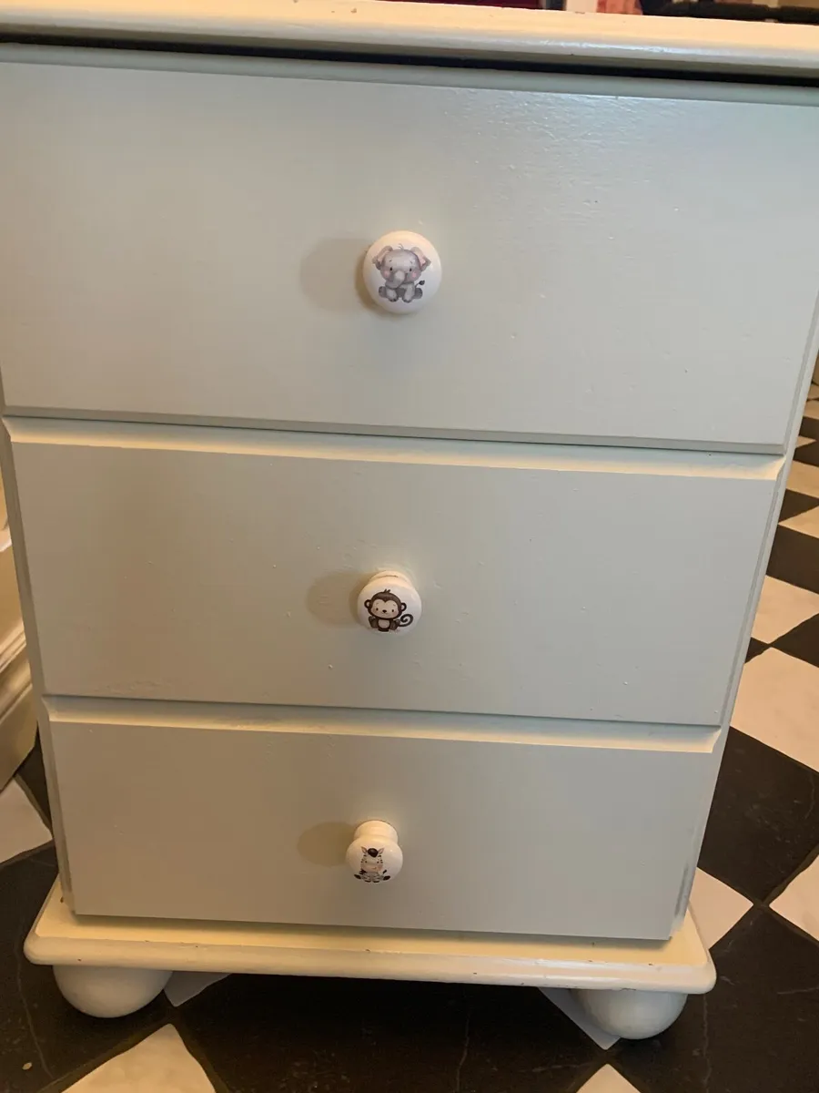 Wardrobe and chest of drawers - Image 1