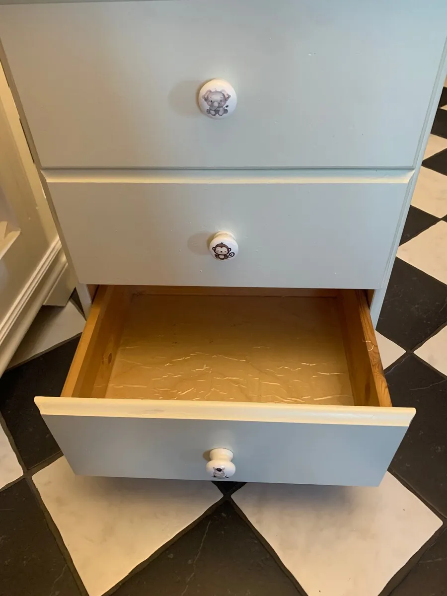 Wardrobe and chest of drawers - Image 2