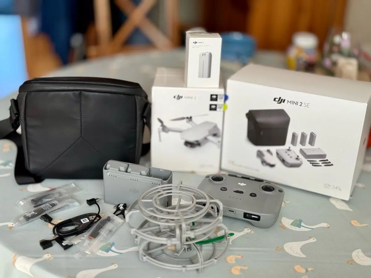 DJI Mini 2 SE drone bundle. (Fly more combo) - Image 1