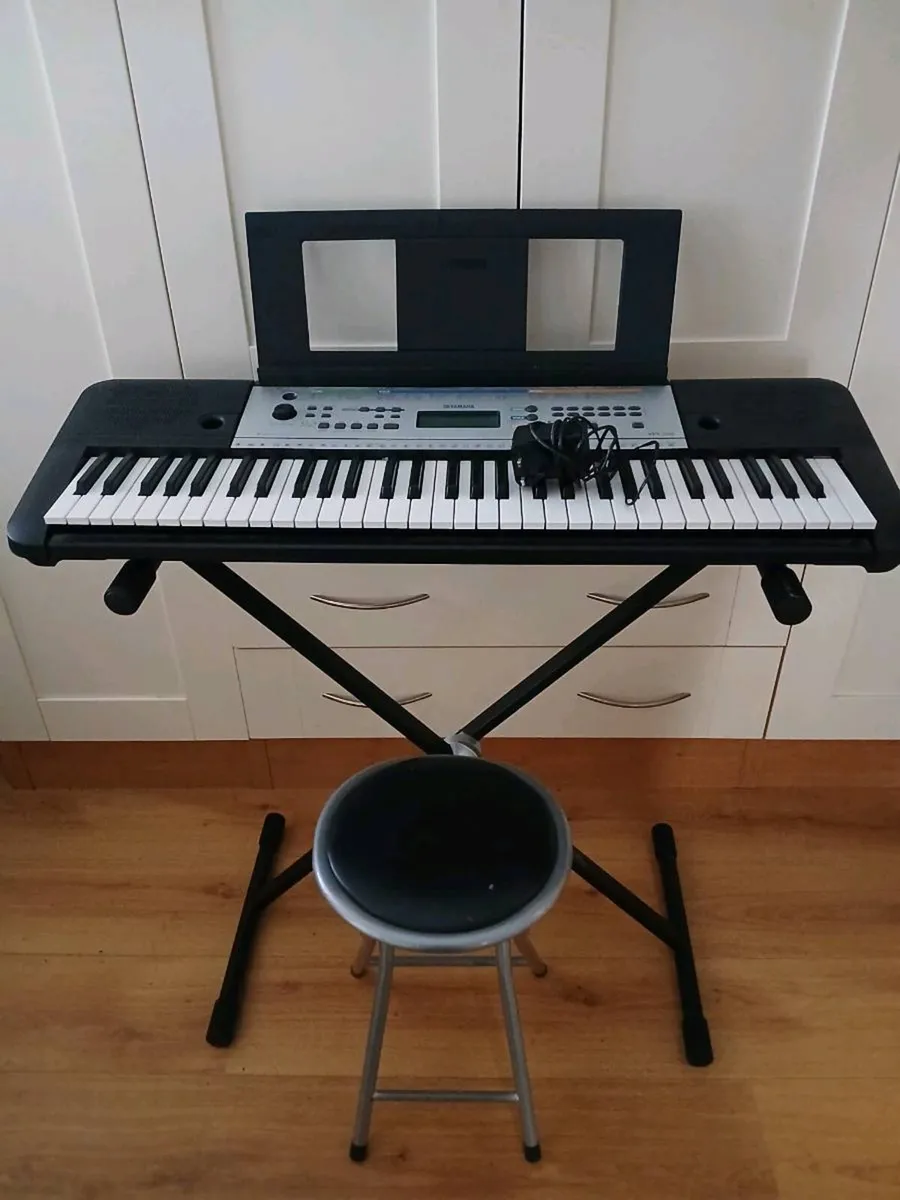 Yamaha keyboard, stand and folding stool €140