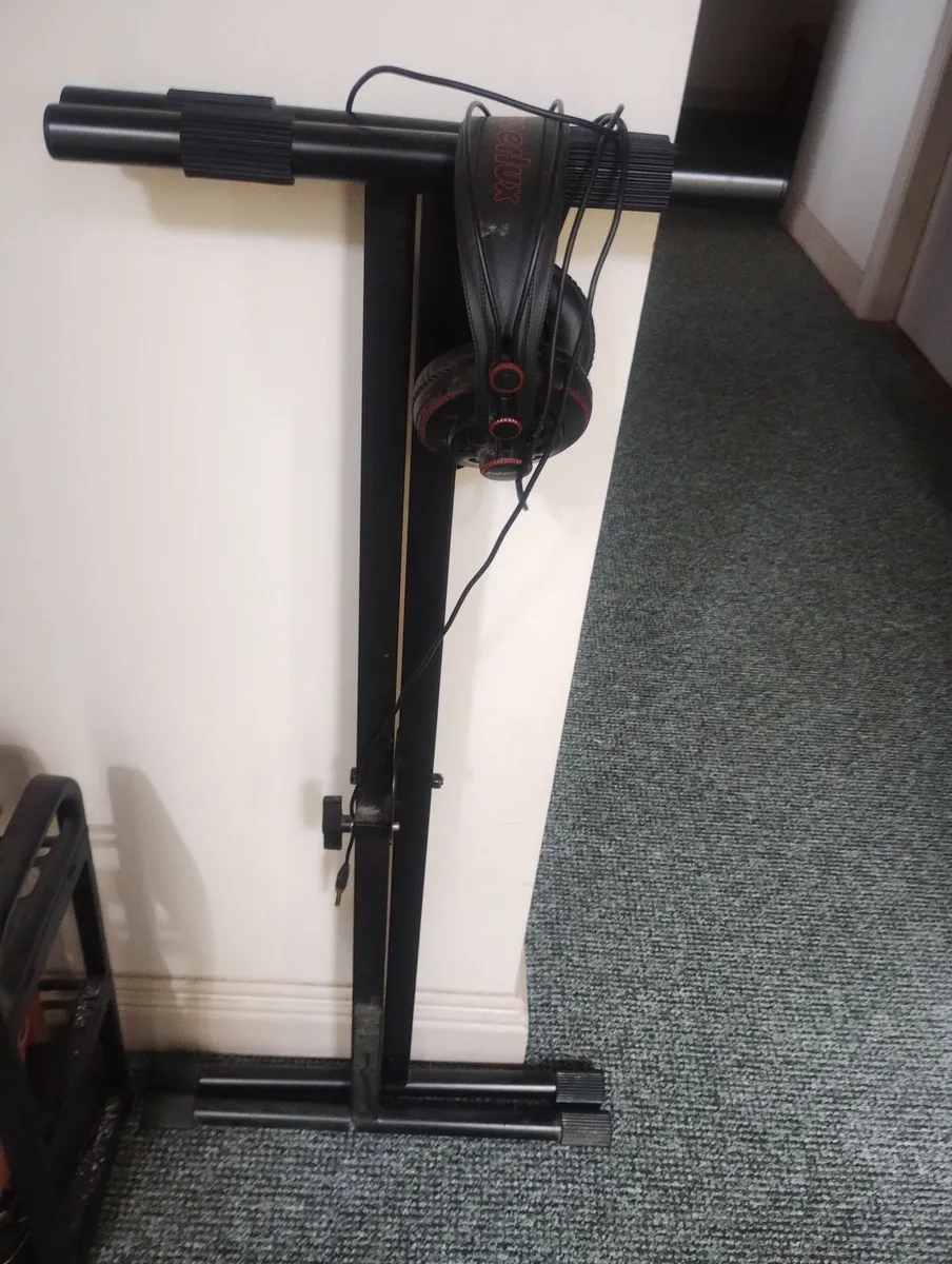 Keyboard piano stand and headphones