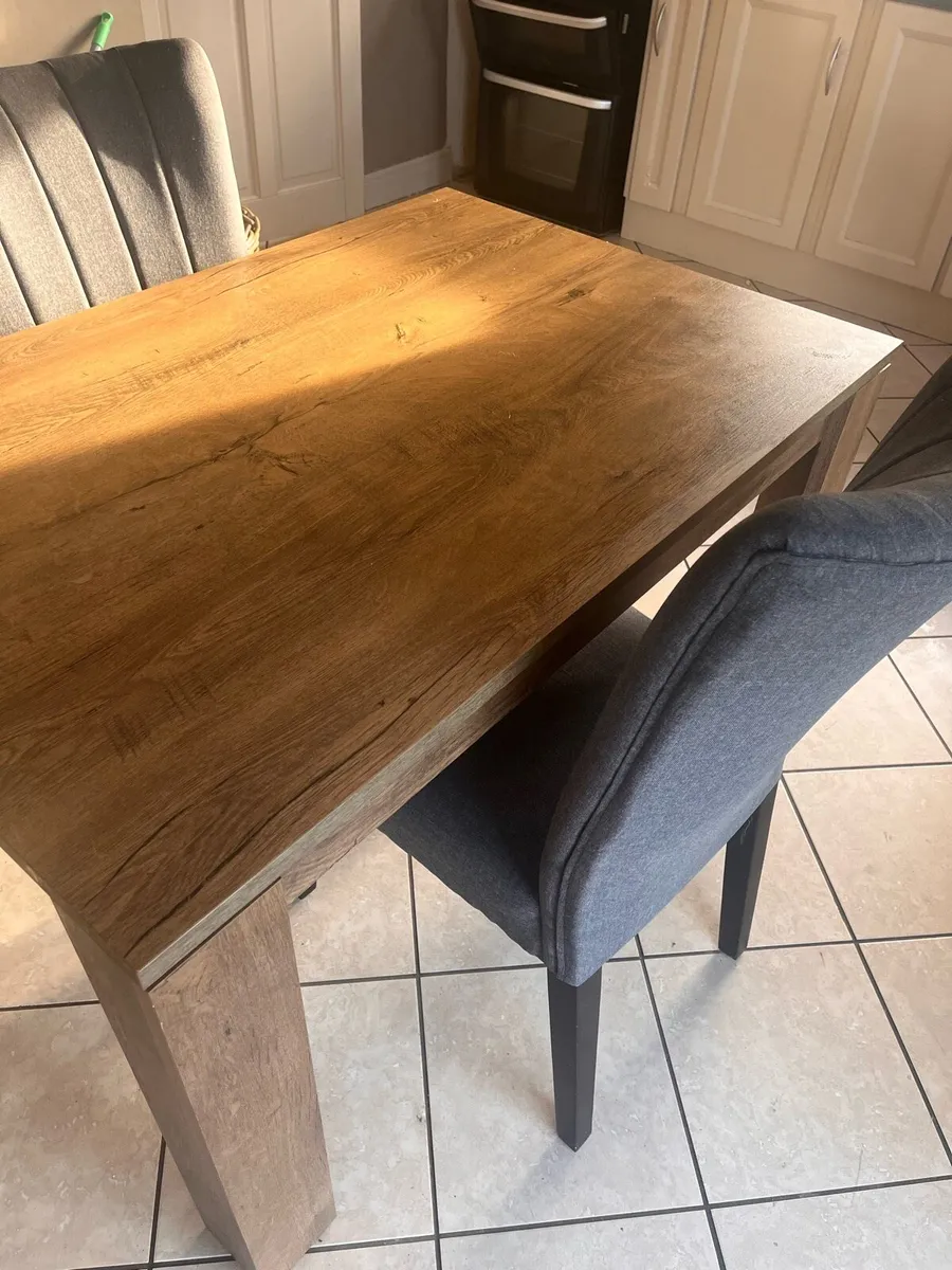 Kitchen table ans 4 chairs - Image 3