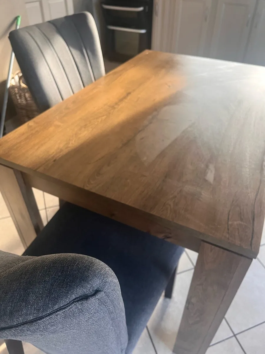 Kitchen table ans 4 chairs - Image 1