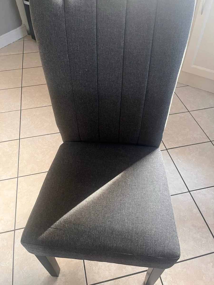 Kitchen table ans 4 chairs - Image 4