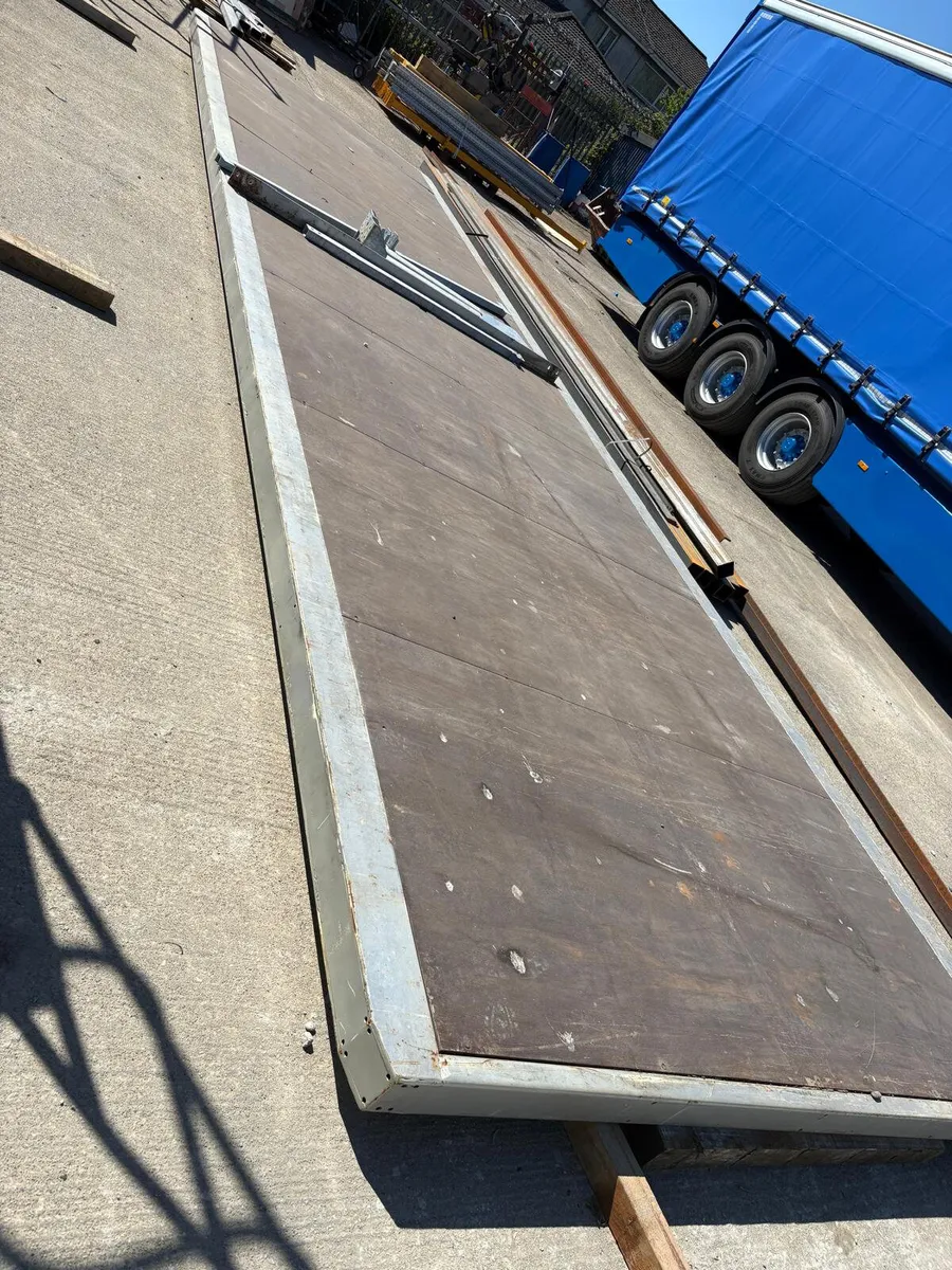 Trailer Platform - Image 1