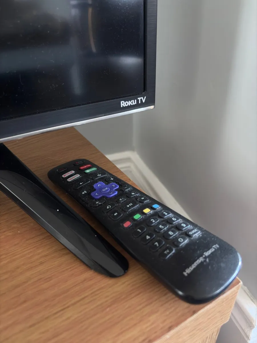 Broken - 55 inch Hisense Roku tv - Image 4