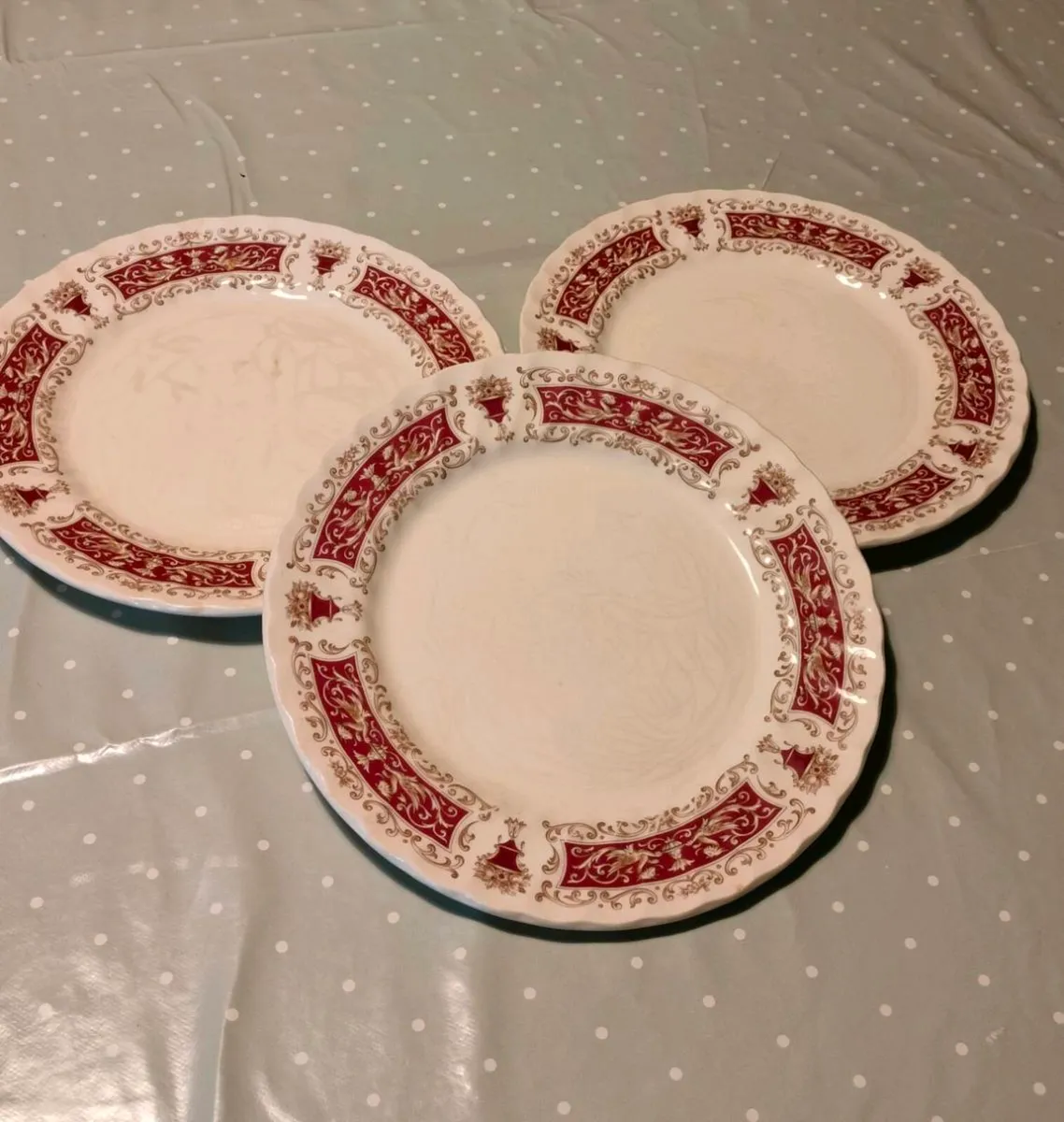 Myott Dinner Plates. Rialto maroon red, gold,
3 pl - Image 1