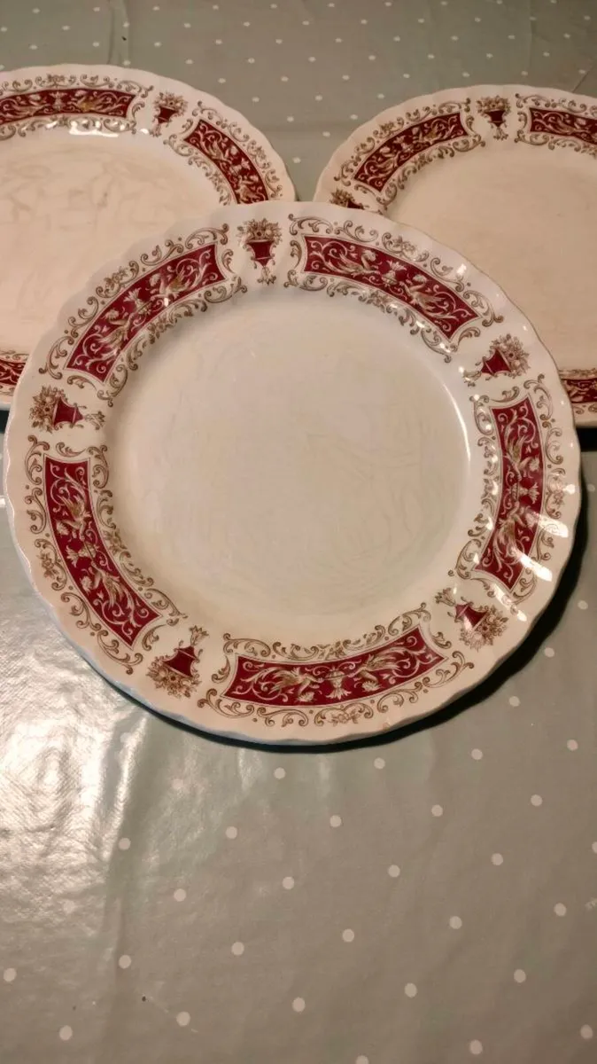 Myott Dinner Plates. Rialto maroon red, gold,
3 pl - Image 2