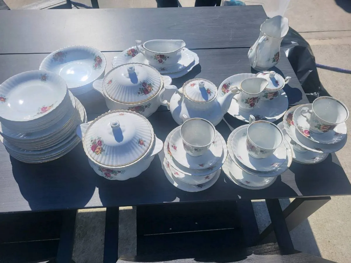 Tea and dinner set - Image 1