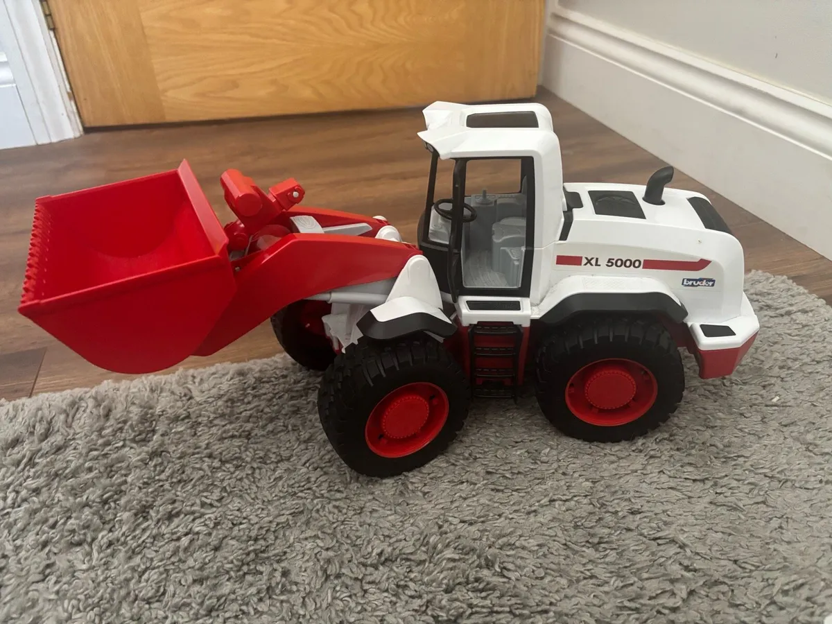 Bruder XL5000 - Image 1
