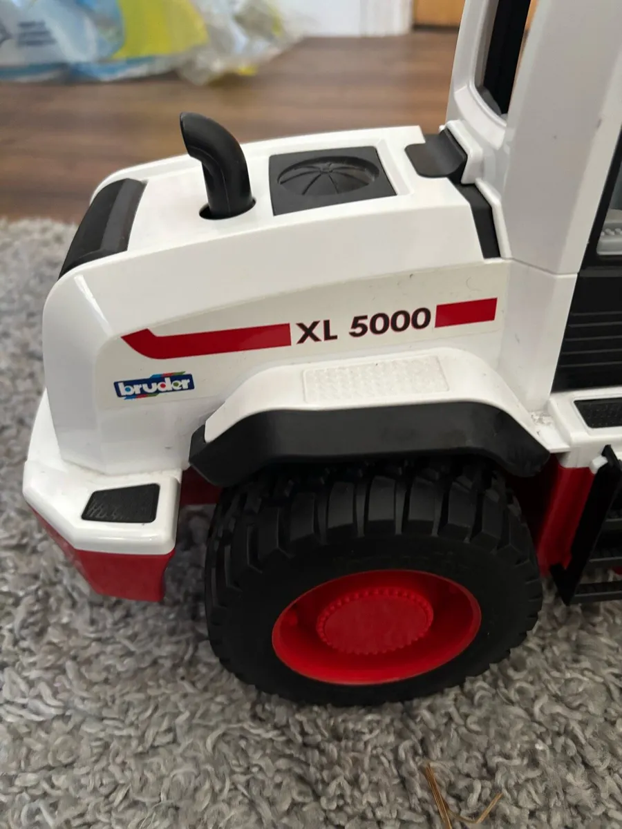 Bruder XL5000 - Image 4