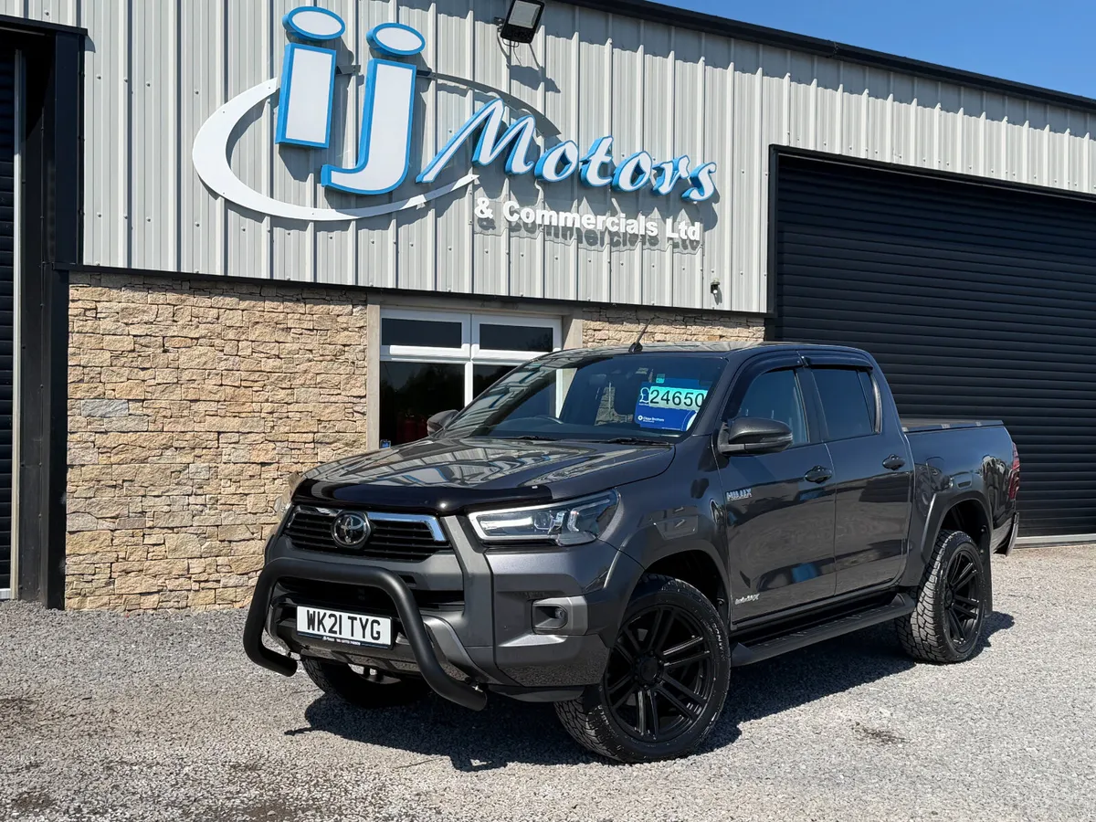 21 TOYOTA HILUX 2.8 INVINCIBLE X CREWCAB PICKUP - Image 3