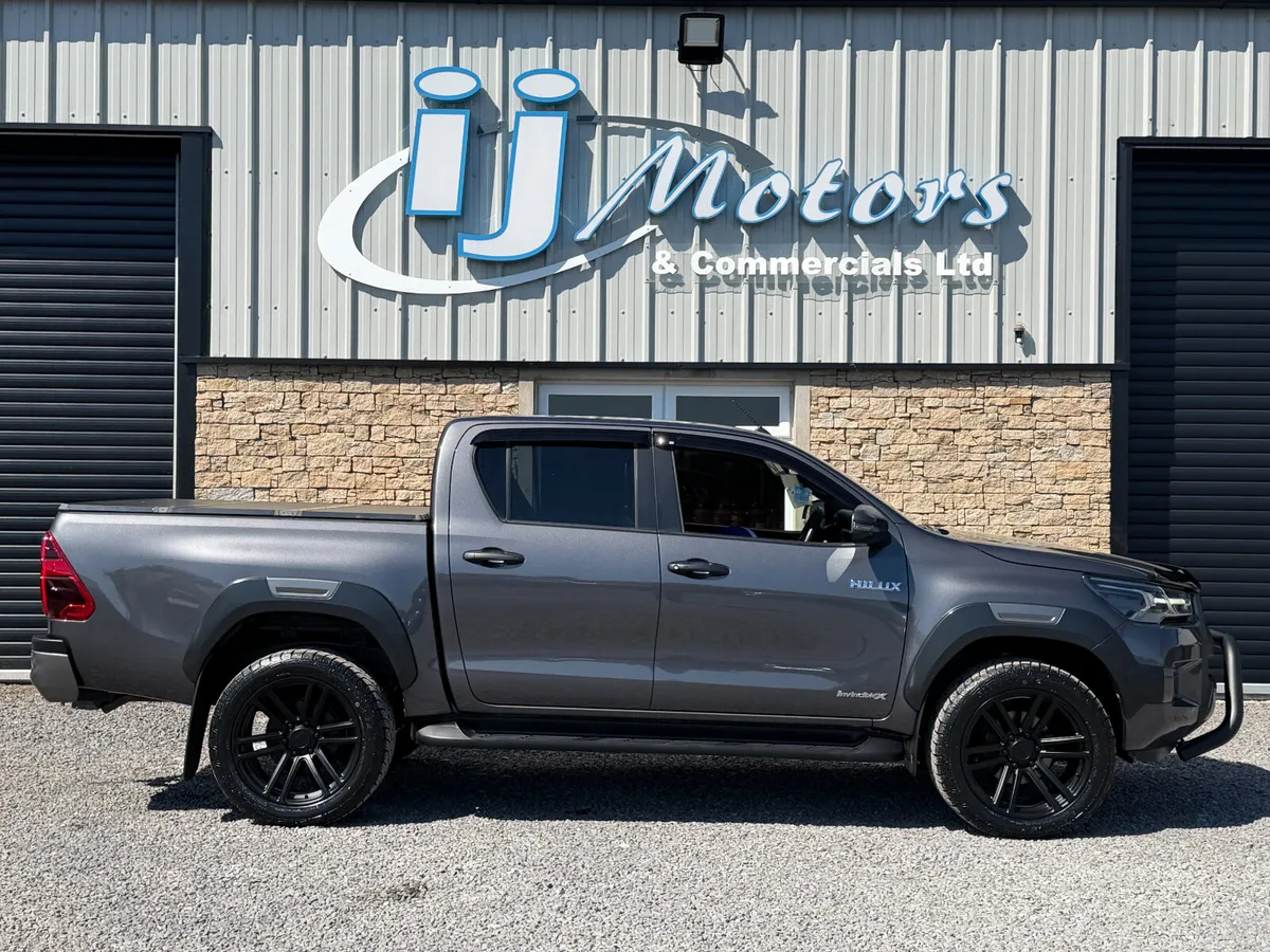 21 TOYOTA HILUX 2.8 INVINCIBLE X CREWCAB PICKUP - Image 4