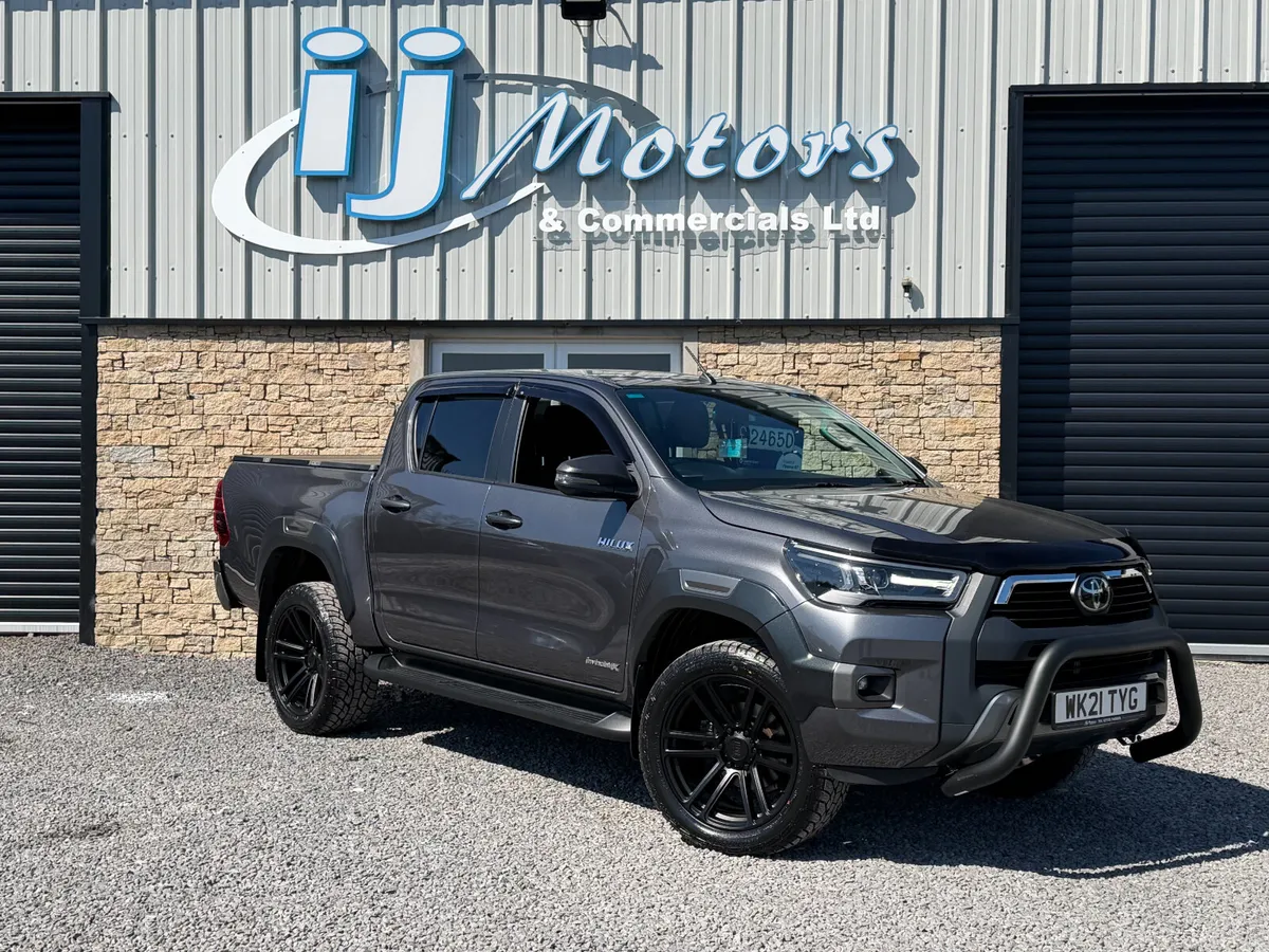 21 TOYOTA HILUX 2.8 INVINCIBLE X CREWCAB PICKUP - Image 1