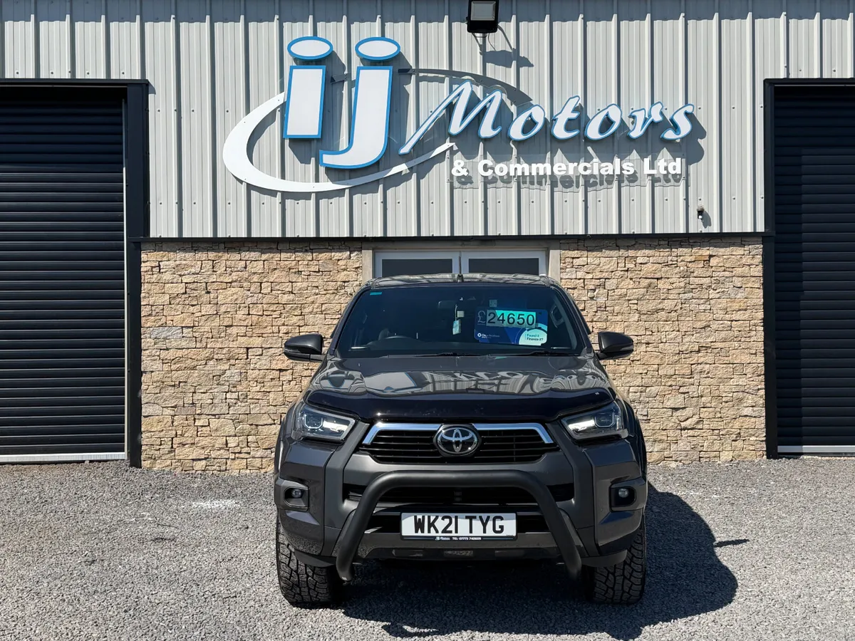 21 TOYOTA HILUX 2.8 INVINCIBLE X CREWCAB PICKUP - Image 2