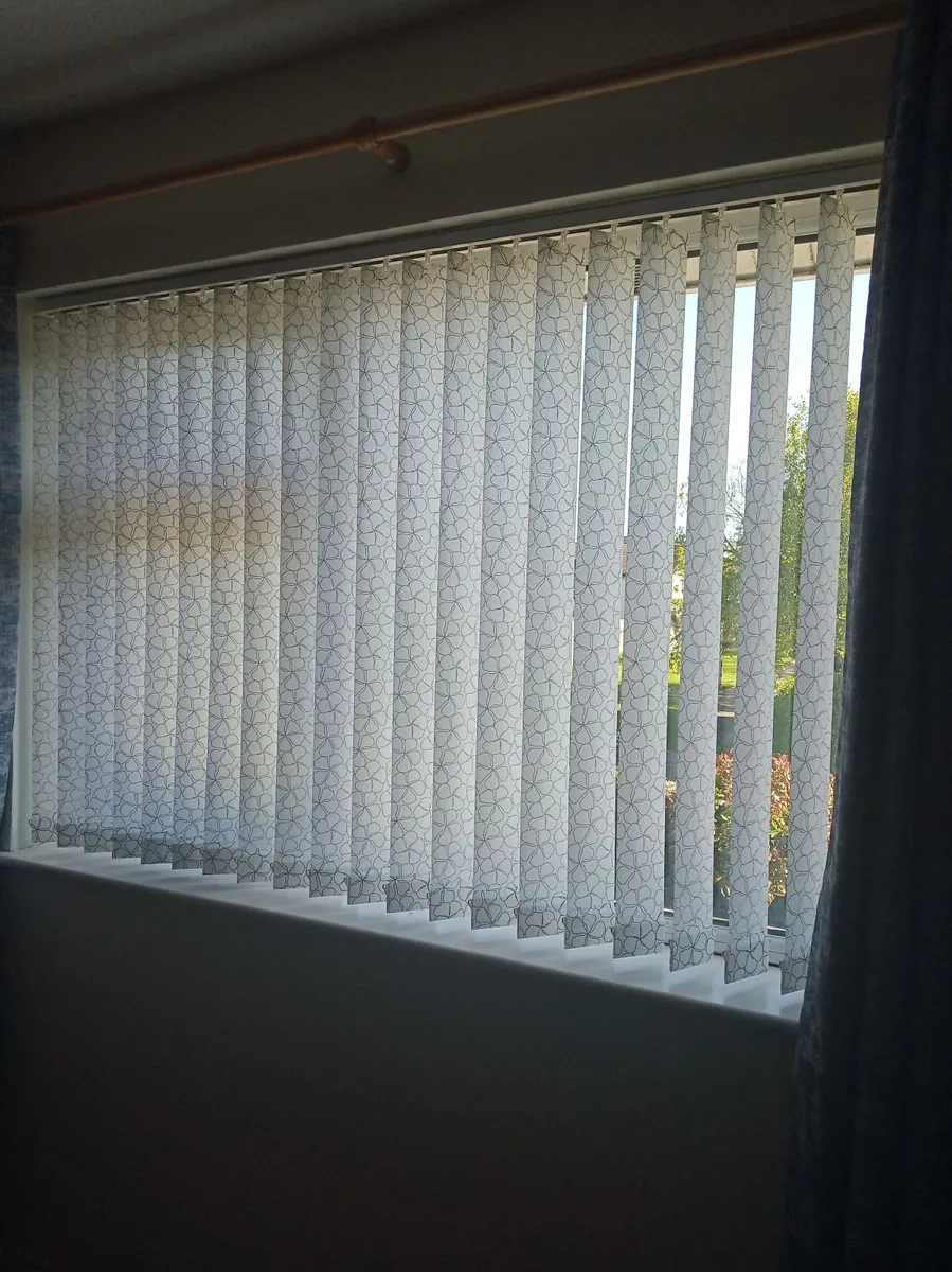 Blinds for windows & back door - Image 3