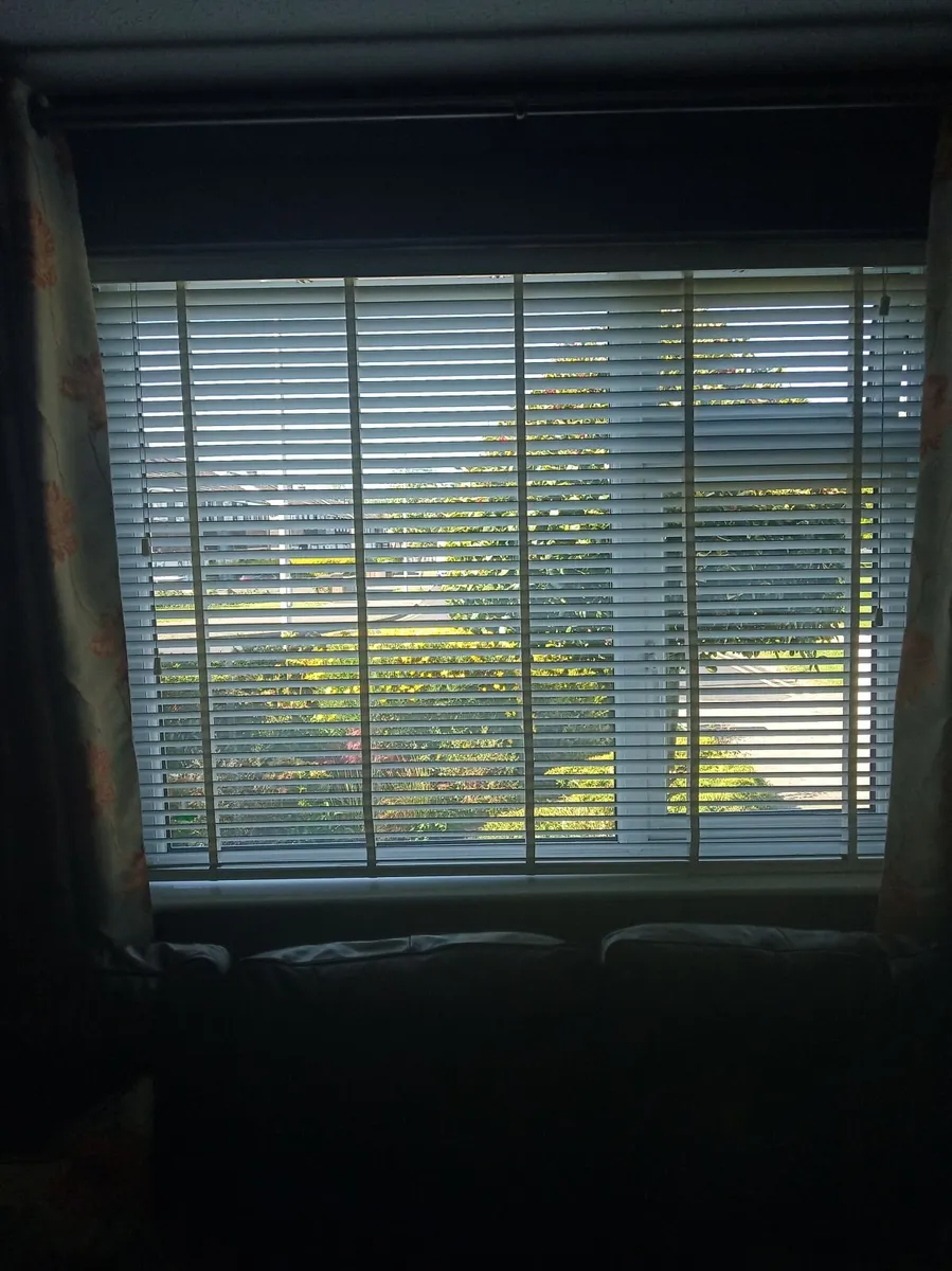 Blinds for windows & back door - Image 4