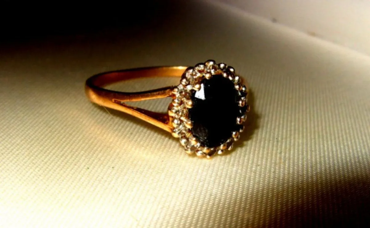 Vintage 9ct Gold Sapphire and Diamond Ring - Image 4