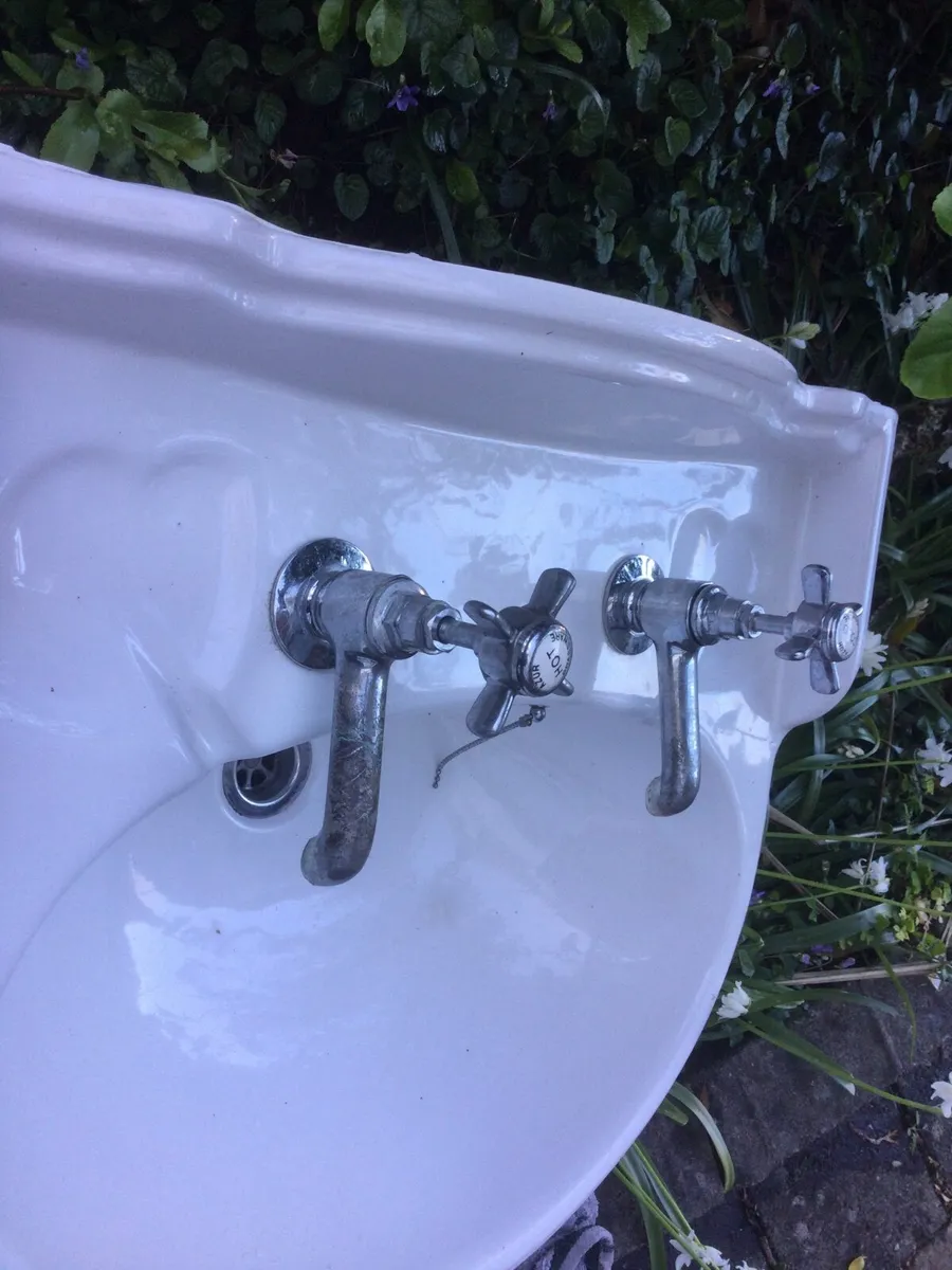 Bathroom sink and pedestal - Image 2