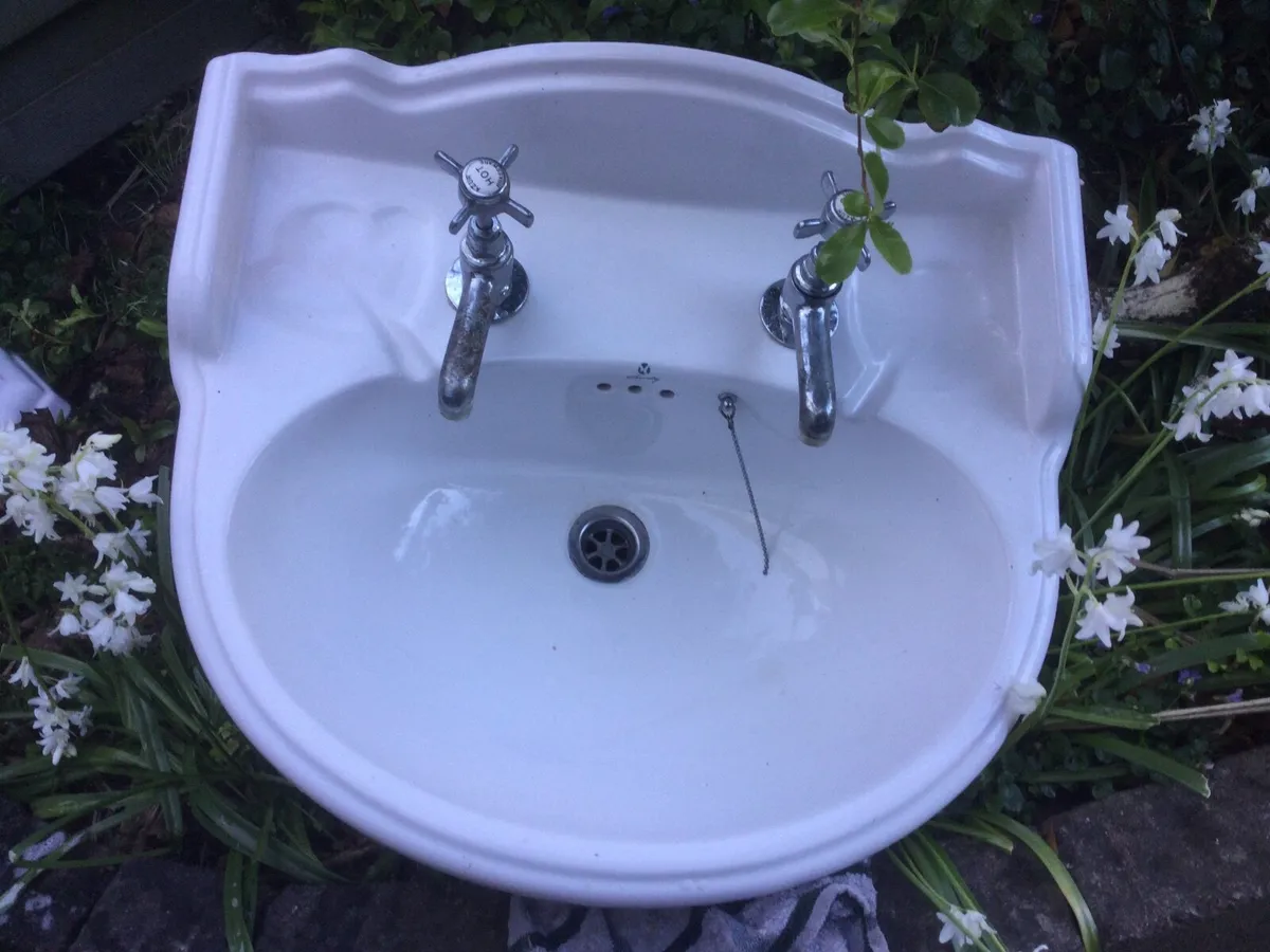 Bathroom sink and pedestal - Image 1