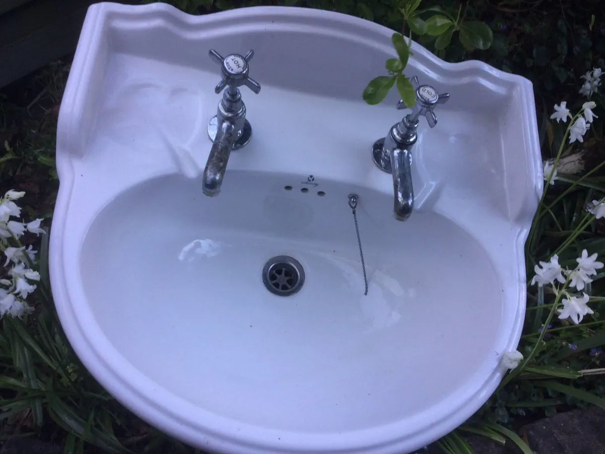 Bathroom sink and pedestal - Image 3