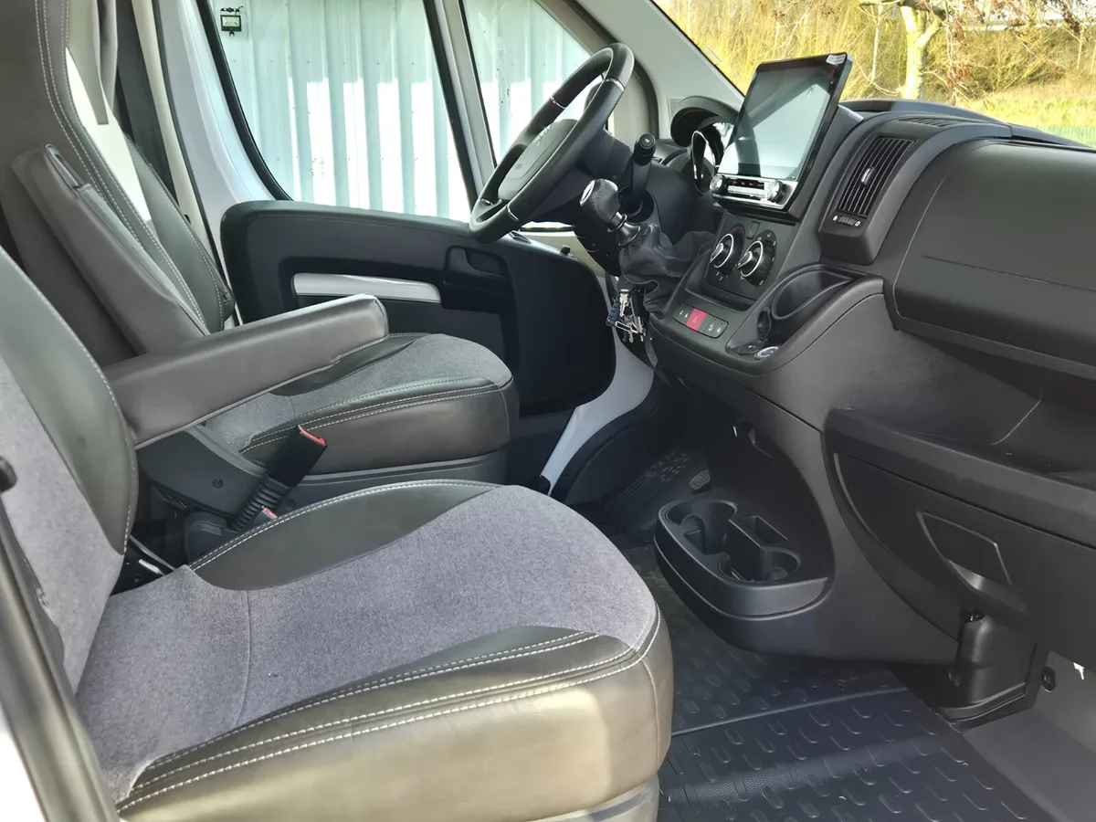 2023 Sunlight A70 Manual, low mileage. - Image 4