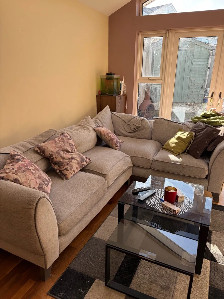 4 seater grey L shaped couch - Image 1