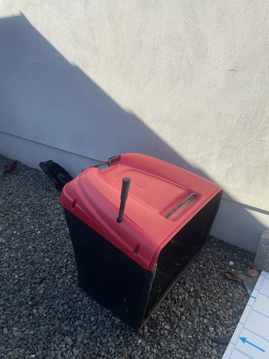 Castlegarden Grassbox Breaking ride on mower - Image 1