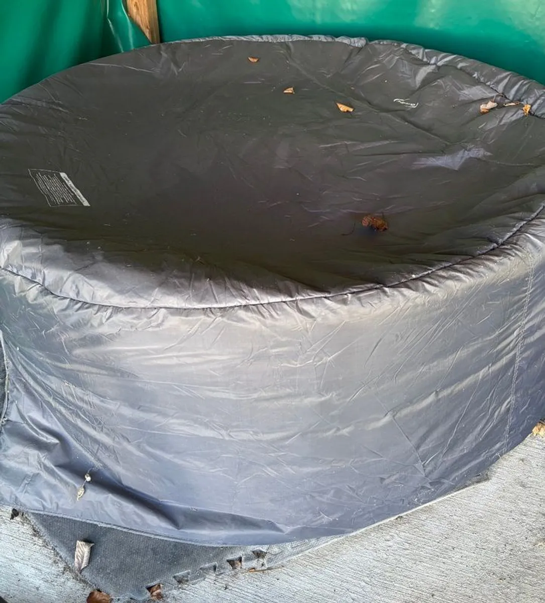 AirJet Massage System At the touch of a button, surround yourself with thousands of therapeutic bubbles and experience an intense full-body massage thanks to the powerful integrated 180 AirJet system. Premium Drop Stitch Material Ultra-rigid exterior deli - Image 1