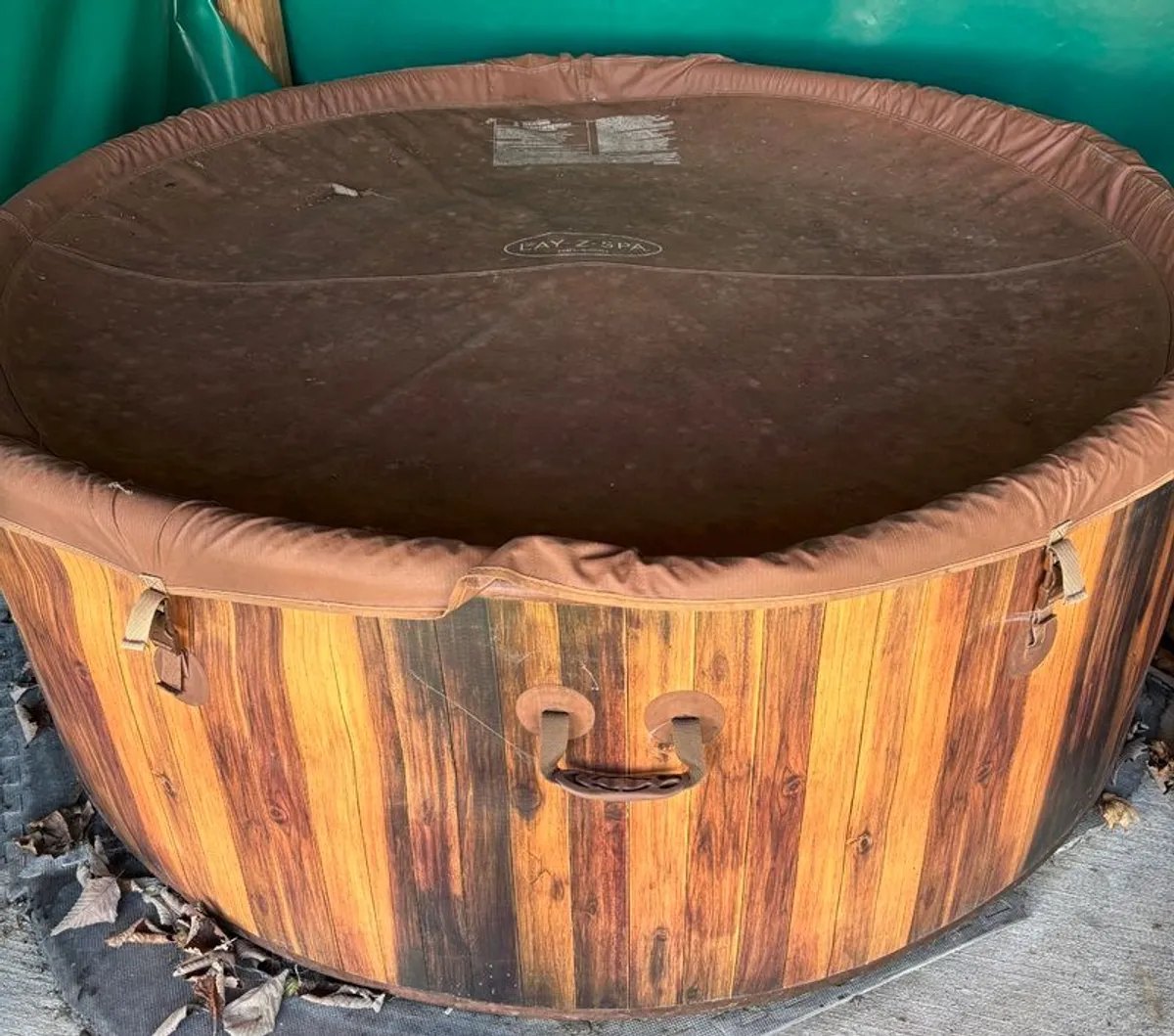 AirJet Massage System At the touch of a button, surround yourself with thousands of therapeutic bubbles and experience an intense full-body massage thanks to the powerful integrated 180 AirJet system. Premium Drop Stitch Material Ultra-rigid exterior deli - Image 2