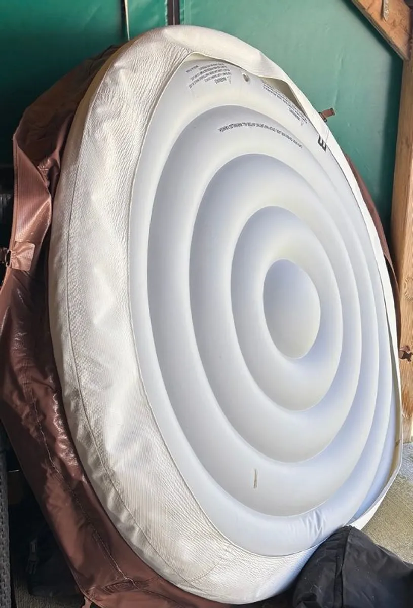 AirJet Massage System At the touch of a button, surround yourself with thousands of therapeutic bubbles and experience an intense full-body massage thanks to the powerful integrated 180 AirJet system. Premium Drop Stitch Material Ultra-rigid exterior deli - Image 3