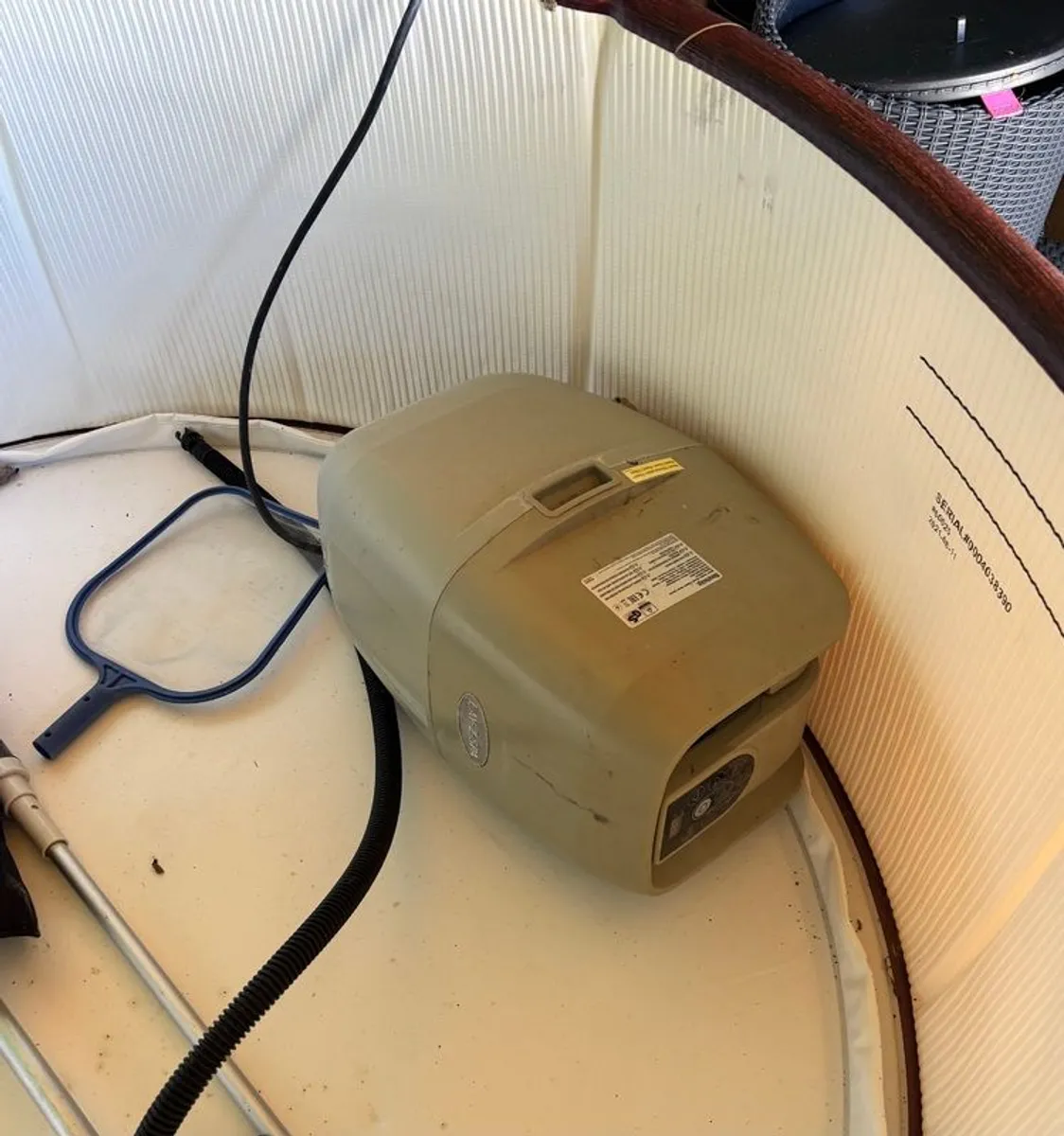 AirJet Massage System At the touch of a button, surround yourself with thousands of therapeutic bubbles and experience an intense full-body massage thanks to the powerful integrated 180 AirJet system. Premium Drop Stitch Material Ultra-rigid exterior deli - Image 4