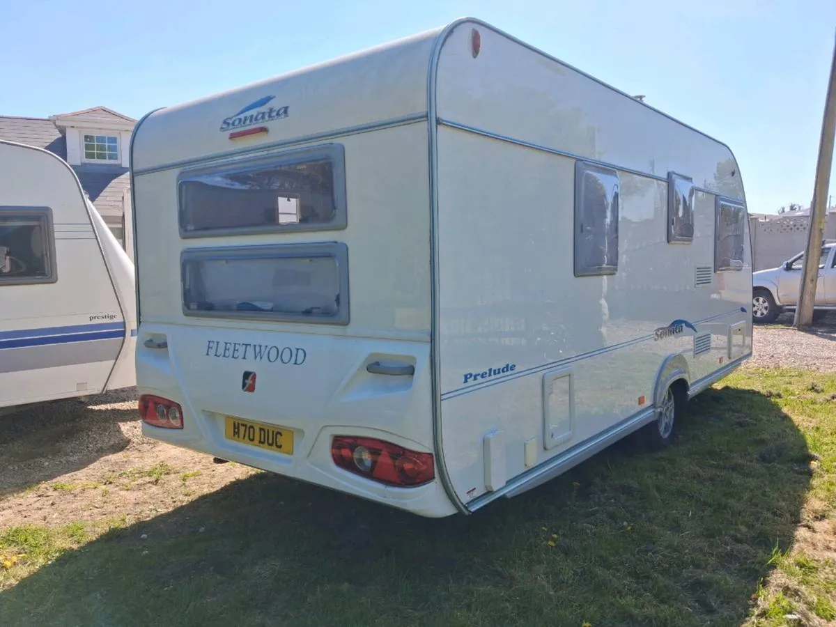 Fleetwood 6 berth caravan with fixed bunk beds - Image 1