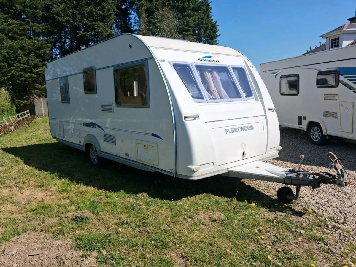 Fleetwood 6 berth caravan with fixed bunk beds - Image 4