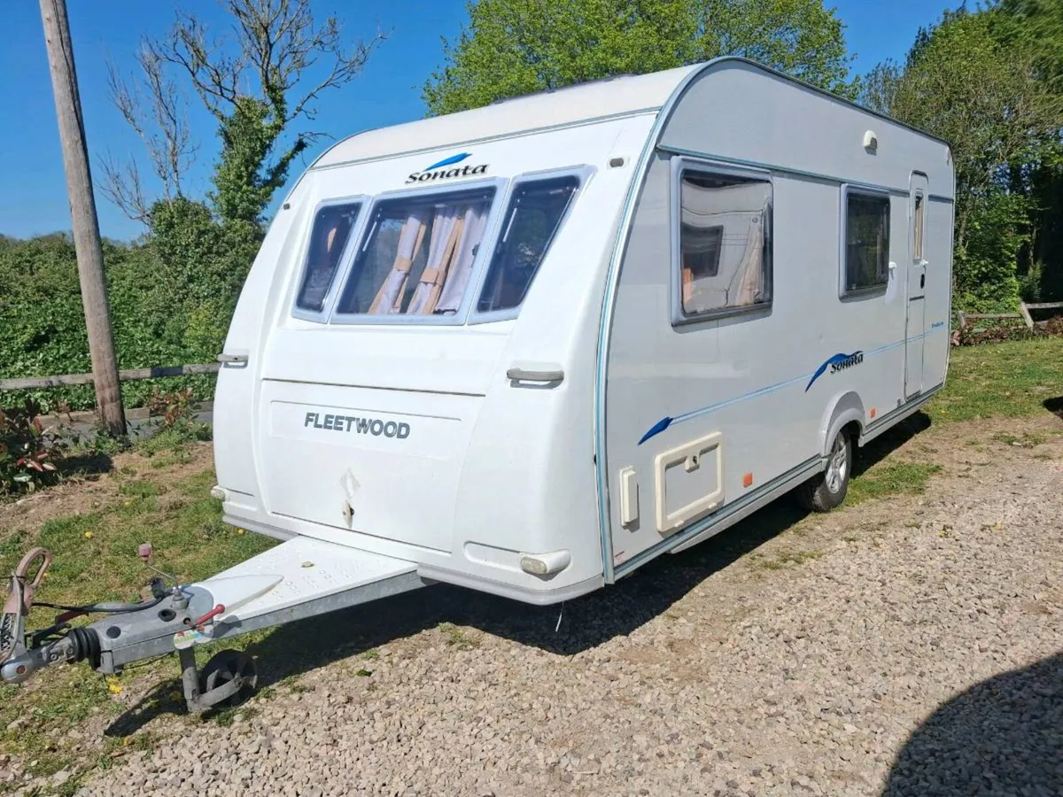 Fleetwood 6 berth caravan with fixed bunk beds - Image 2