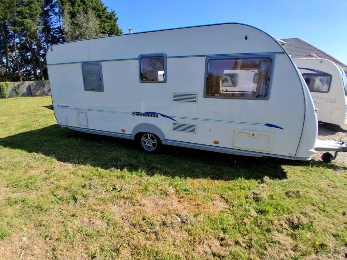 Fleetwood 6 berth caravan with fixed bunk beds - Image 3