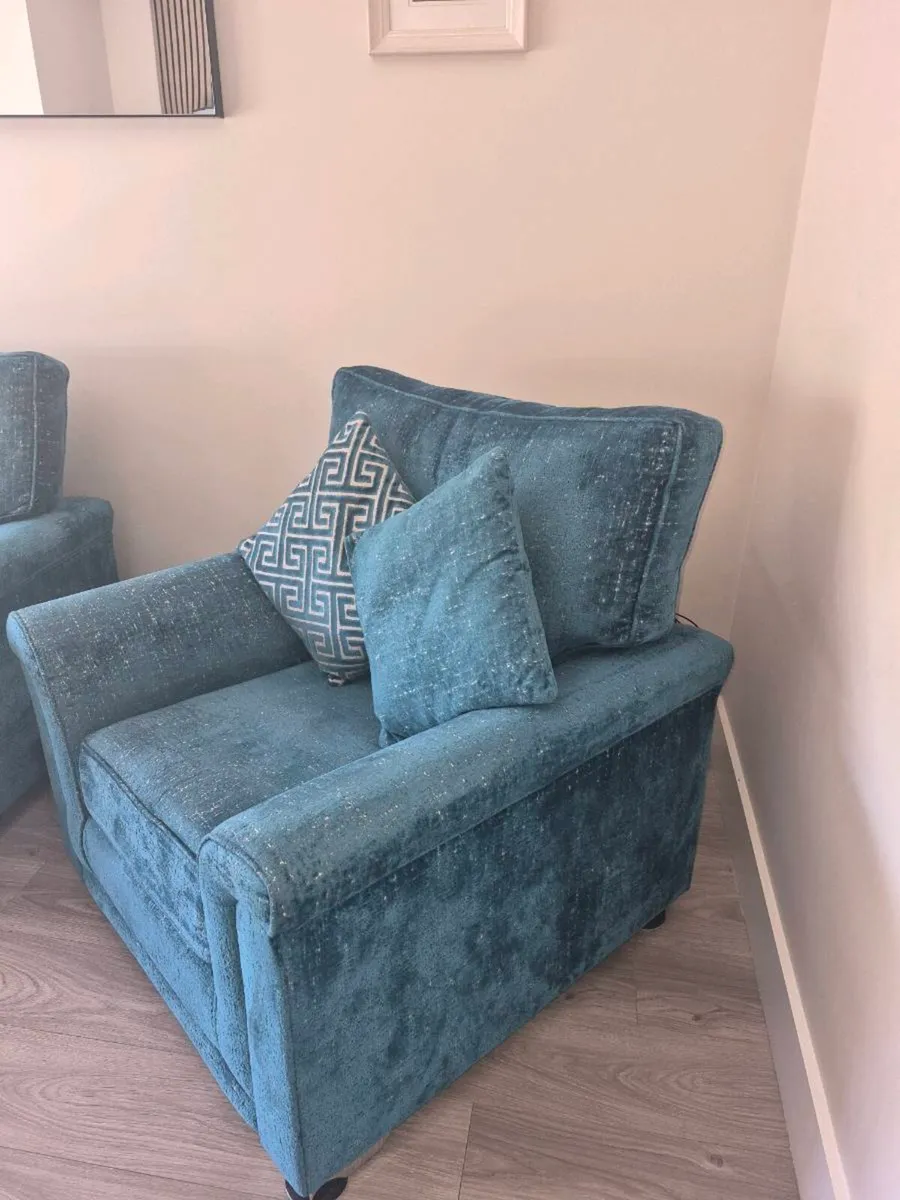 Beautiful 1 Seater & 3 Seater Couch - Image 1