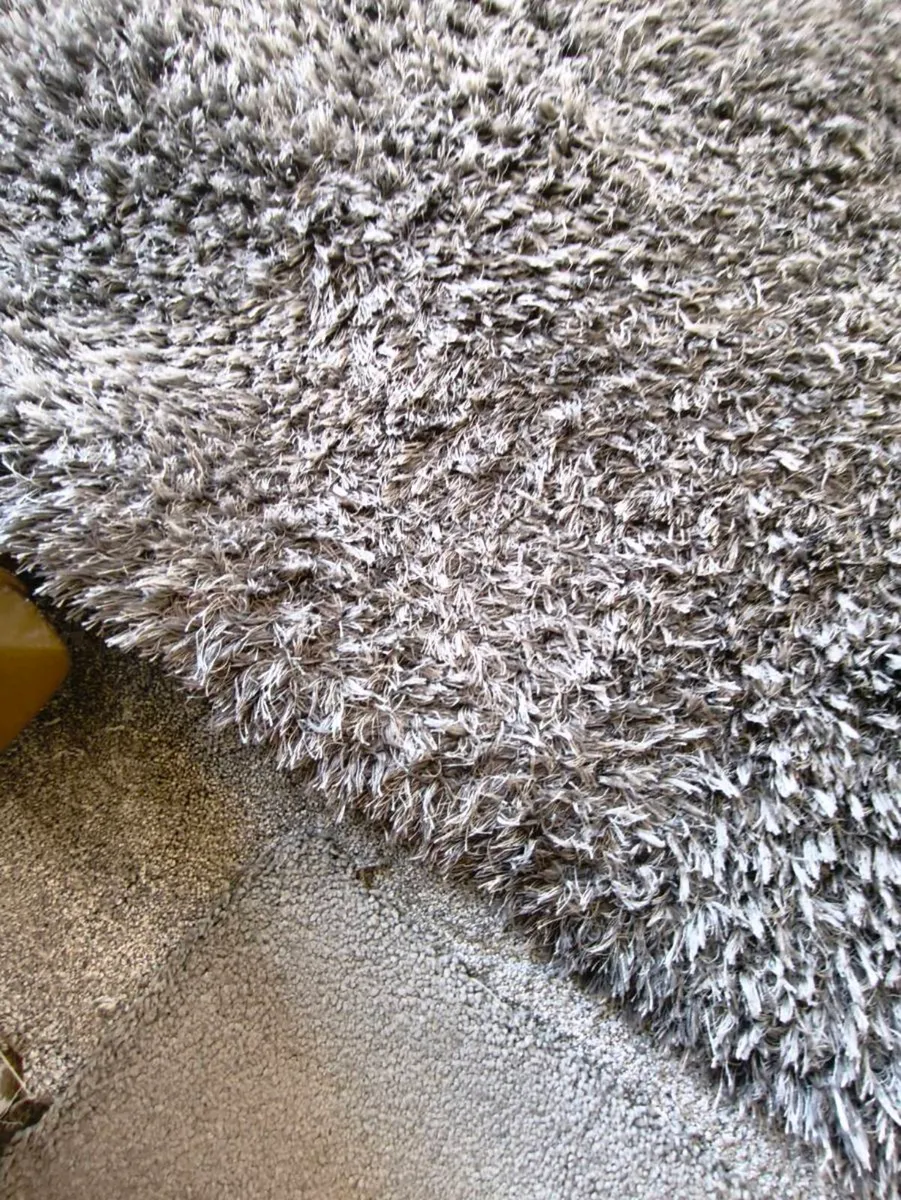 Beautiful like new gray shaggy rug.45 bargain - Image 2