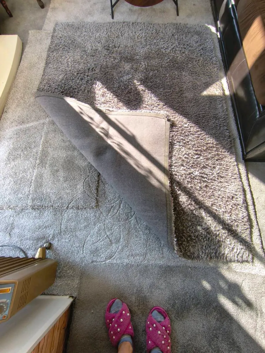 Beautiful like new gray shaggy rug.45 bargain - Image 3