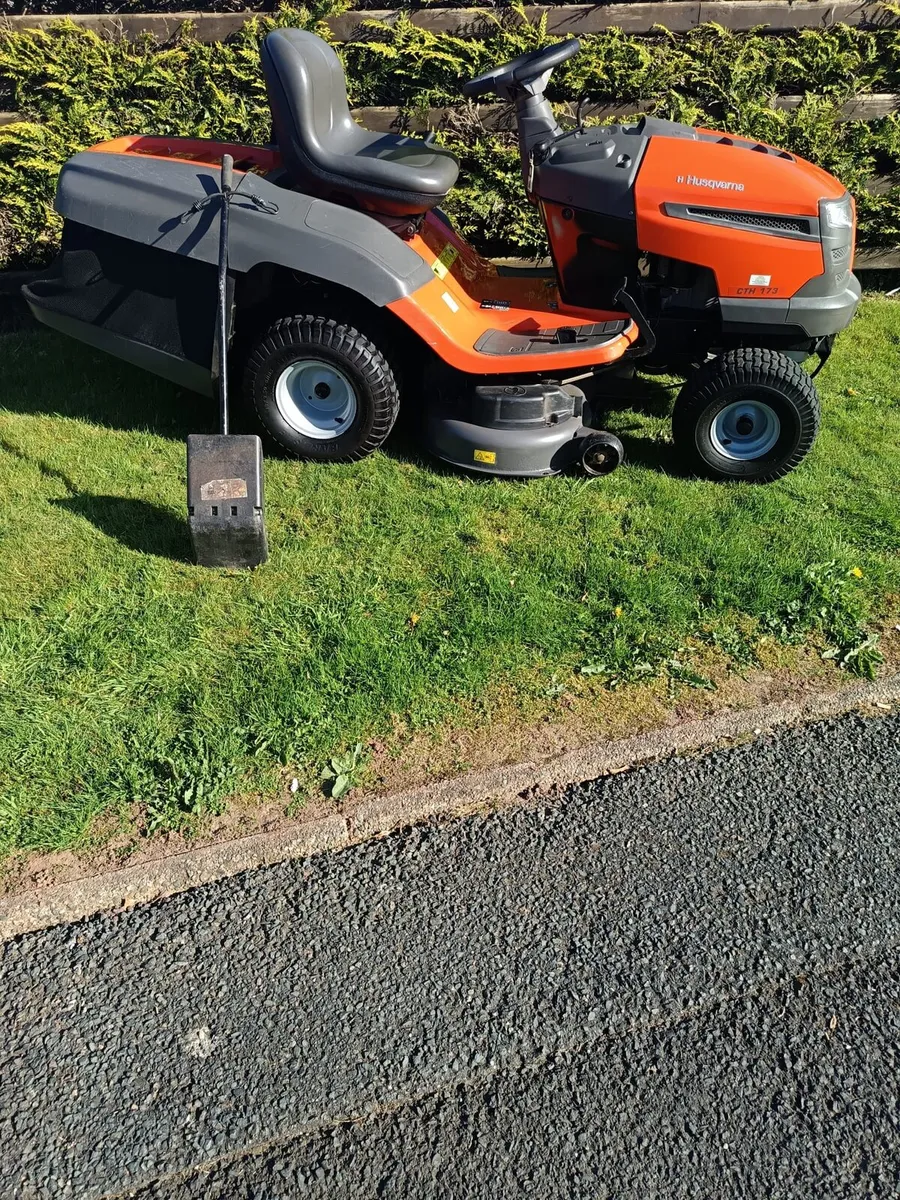 Husquvarna petrol ride on lawnmower - Image 2