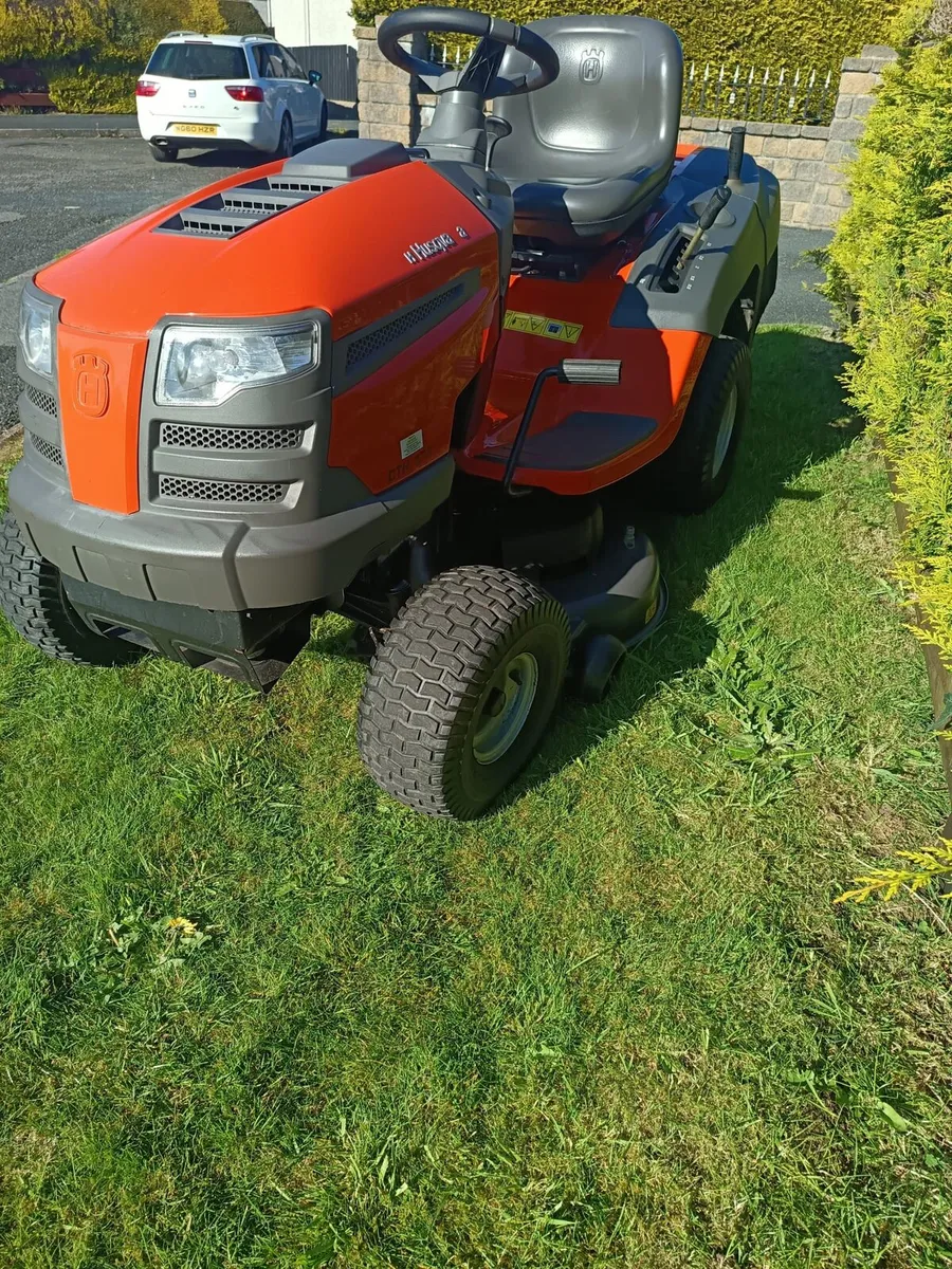 Husquvarna petrol ride on lawnmower - Image 3