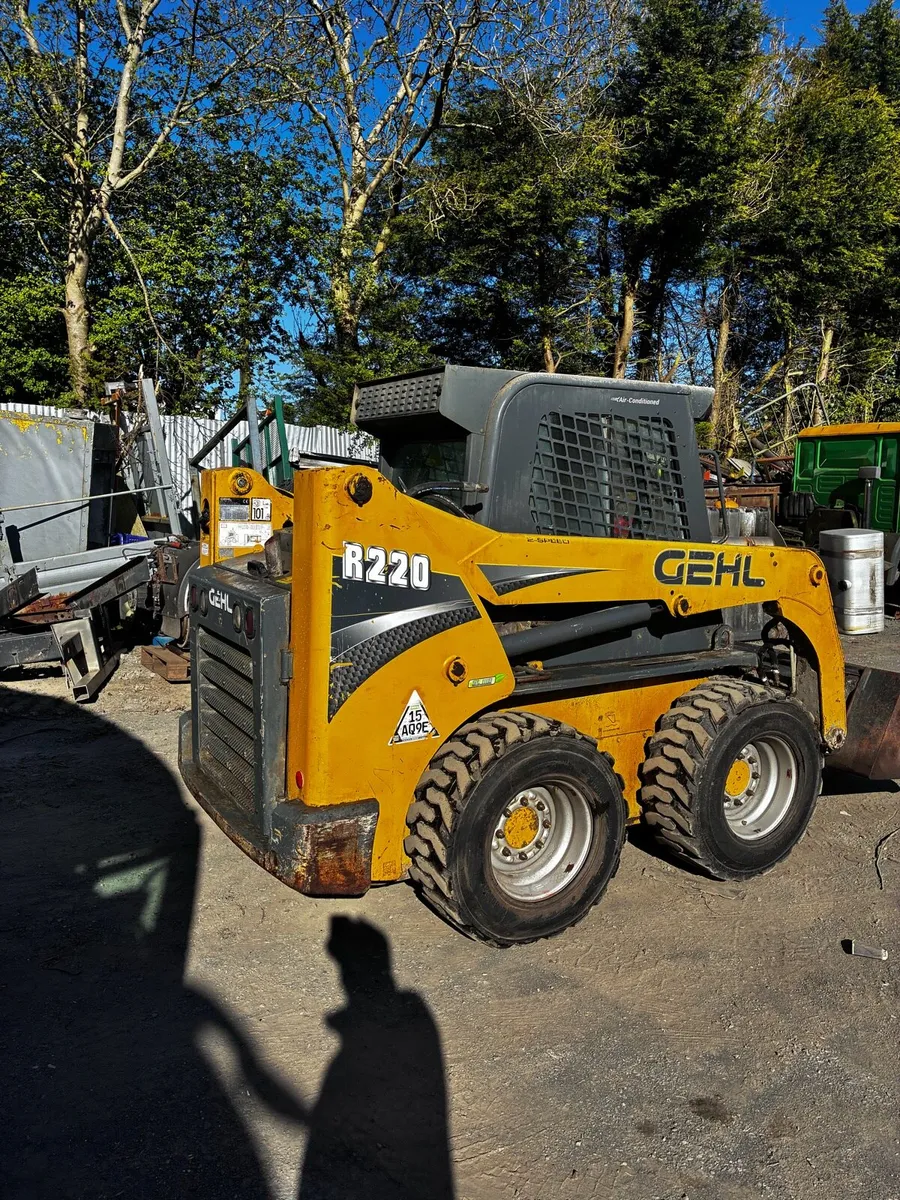 2017 gehl r220 2 speed skid steer - Image 2
