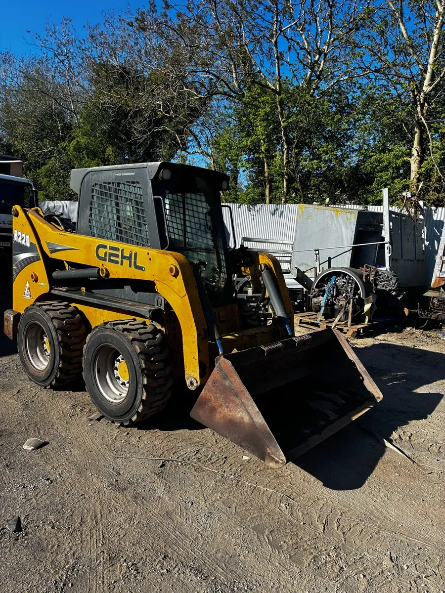 2017 gehl r220 2 speed skid steer - Image 3