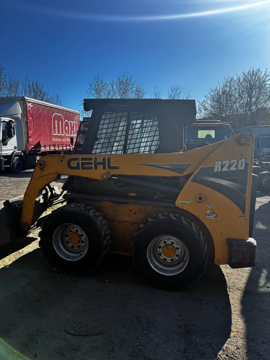 2017 gehl r220 2 speed skid steer - Image 4